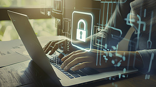 網(wǎng)絡(luò)安全與信息安全軟件開發(fā) 構(gòu)建安心的數(shù)字防護(hù)屏障